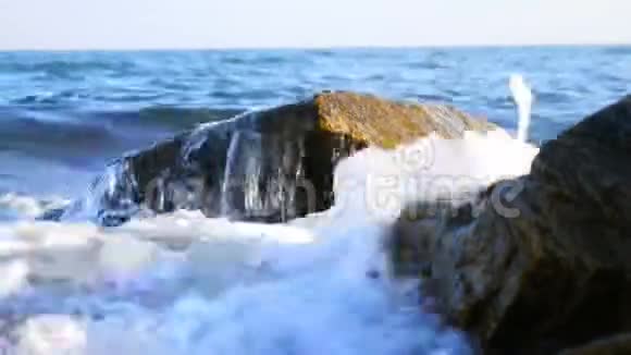 4K石头在大海的背景下从水中伸出视频的预览图