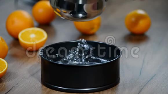 做橘子果冻在形状上浇注橙色果冻视频的预览图