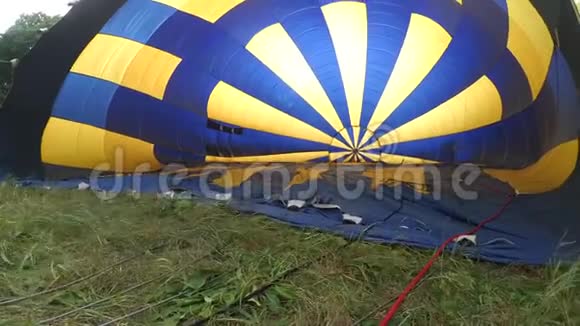 一个位于地面上的大气球充气器的膨胀视频的预览图