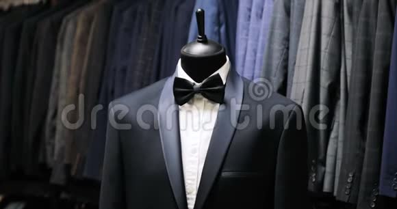 时髦的男人西装男人在人体模型上的夹克男人衣服服装店在精品店购物视频的预览图