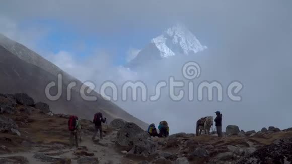 喜马拉雅山的游客和搬运工视频的预览图