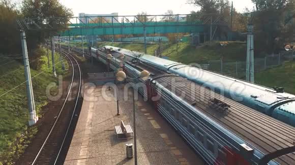 列车乘客客运铁路工业铁路货车与地铁列车交通户外铁路货车是视频的预览图