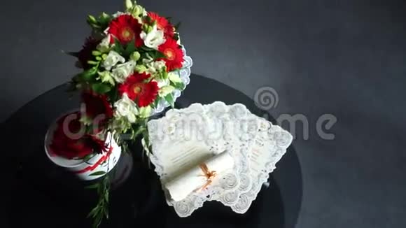 新娘的花束放在桌子上视频的预览图