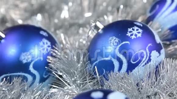四个蓝色圣诞球旋转的特写镜头圣诞节的背景金塞尔视频的预览图