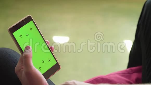男人手动滚动智能手机与绿色屏幕视频的预览图