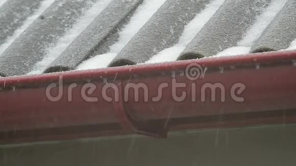 房子的屋顶在暴风雪中雪落在石板上视频的预览图