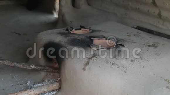 传统的印度石炉印度炉子里有火焰从炉子上的一个洞里冒出来的烟视频的预览图