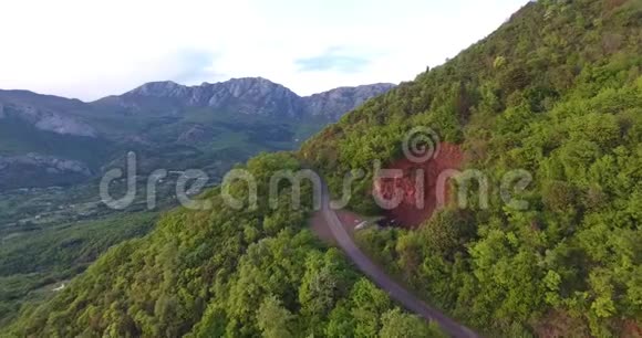 空中四翼飞机拍摄的一片未触及的森林在山上视频的预览图