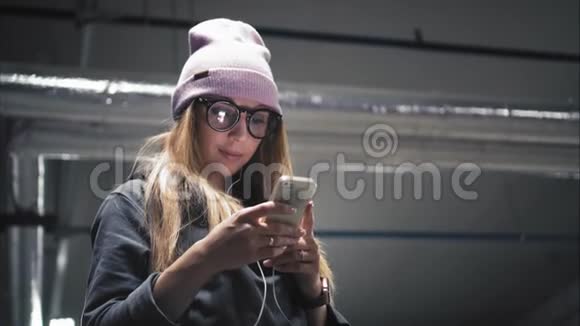 一个戴着时髦眼镜的时髦女孩用智能手机应用程序视频的预览图