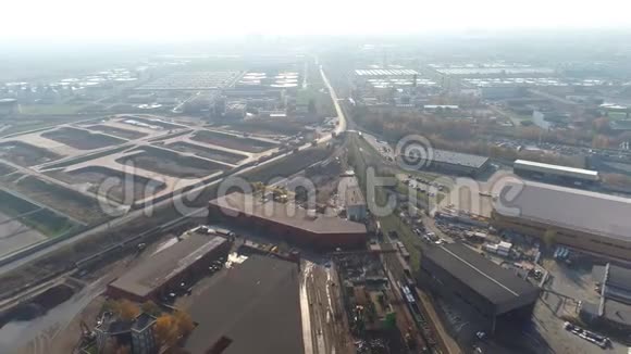 金属加工厂和现代城市的鸟瞰图视频的预览图