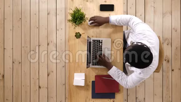 非裔美国医生在笔记本电脑上工作视频的预览图
