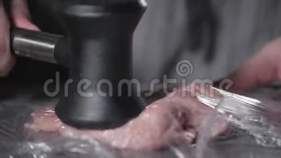 施尼泽尔维纳厨师在厨房餐厅做饭用木槌使肉变嫩准备炸猪肉视频的预览图