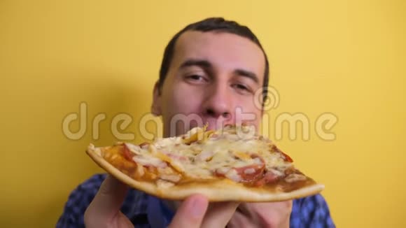 匹萨快乐的男人吃一片披萨的概念男性饥饿吃一片比萨饼慢动作视频披萨饼视频的预览图