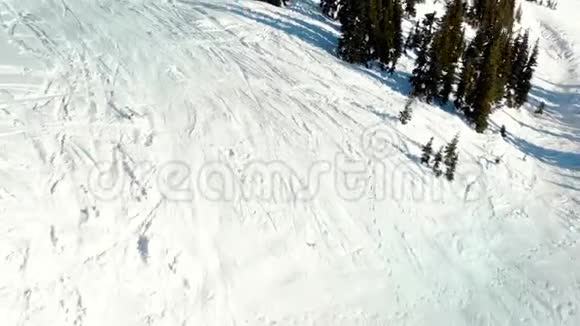 阳光明媚的一天布莱克科姆山峰的空中镜头视频的预览图