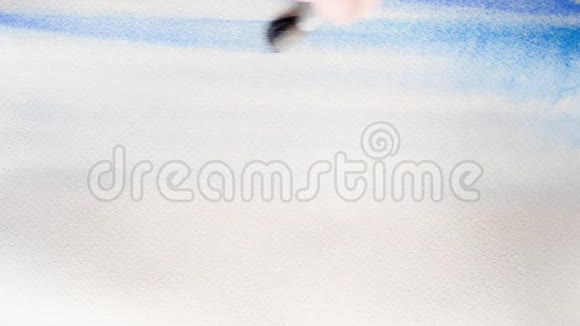 艺术家用蓝色水彩画盖住一张湿厚的纸背景非常接近视频的预览图
