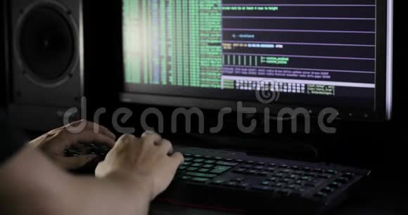 黑客电脑打字与电脑黑客和写作合作视频的预览图