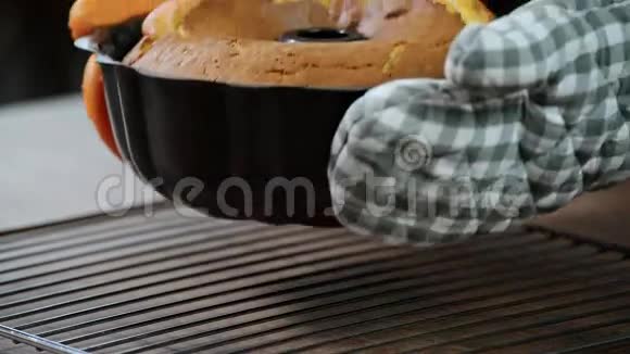 女孩从烤箱里拿出一个蛋糕视频的预览图
