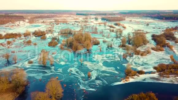 春融江汛流动的水无人机视图视频的预览图