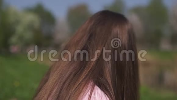慢镜头120fps年轻快乐的旅行家棕色头发的女孩儿在一个新的目的地国家微笑着转身视频的预览图