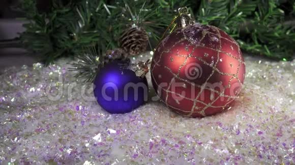 新年在圣诞树的背景下举行舞会圣诞节依然存在视频的预览图