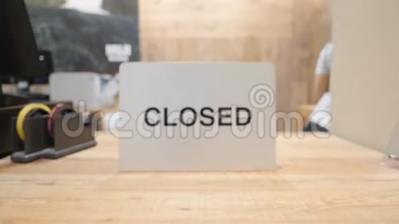 在购物中心服装店的收银员处关闭签名4K变焦运动视频的预览图