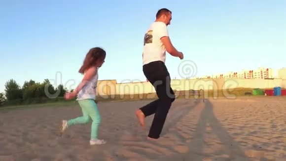 晚上男人和女孩在海滩上快乐地奔跑视频的预览图