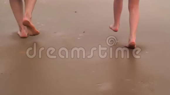 母亲和她的孩子沿着海滩奔跑视频的预览图