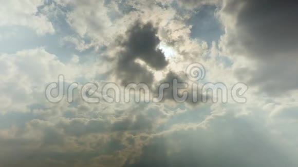 阳光透过云层延时录音4K录像UHD视频的预览图