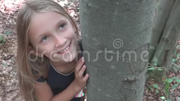 森林露营中的孩子大自然中快乐的孩子冒险户外的小女孩视频的预览图