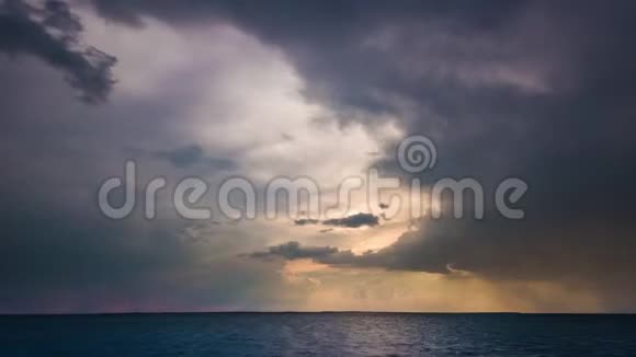 乌云密布的天空在湖面上落下视频的预览图