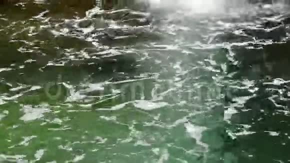 瀑布下的水流呈白色泡沫视频的预览图
