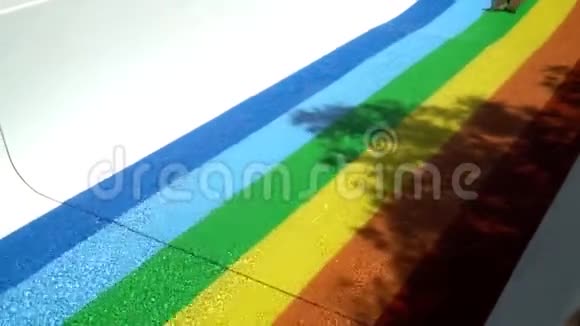 一个孩子滑下水滑梯视频的预览图