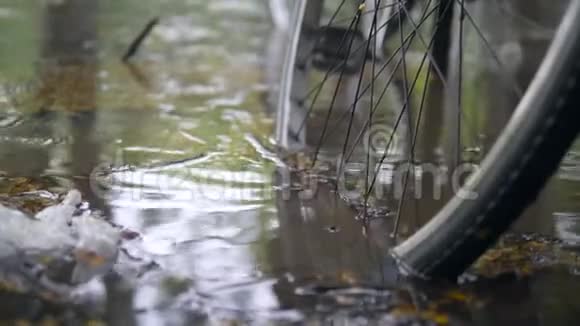 暴雨过后城市道路被淹没自行车停在深水区亚洲的雨季4K视频的预览图