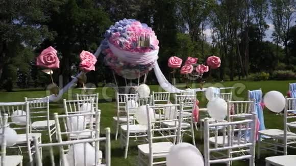 婚礼装饰以一个巨大的飞行球的形式现场总平面图在开阔的乡村夏天温暖的天气视频的预览图