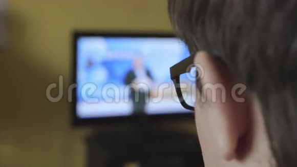 背景图年轻人眼镜在家看电视视频的预览图