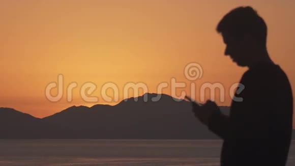 太阳升起时男人在电话里说话视频的预览图