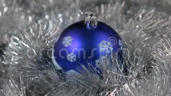蓝色大新年和圣诞装饰玻璃球与雪花装饰视频的预览图