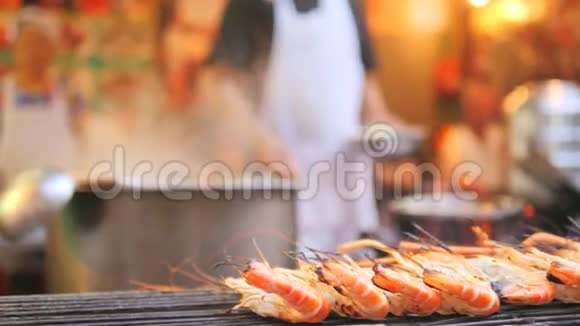 烧烤炉上有美味的烤虾新鲜亚洲街中国小镇海鲜概念泰国曼谷4K慢视频的预览图