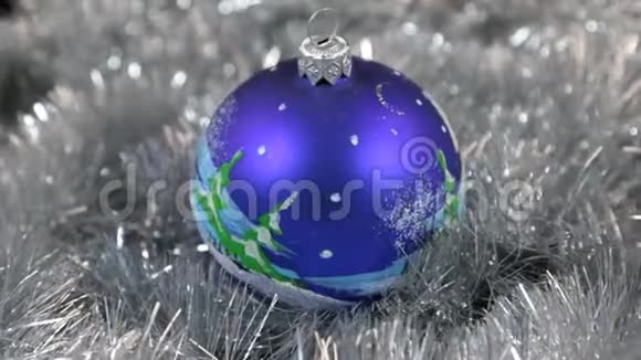 蓝色大新年和圣诞装饰玻璃球与人字装饰视频的预览图