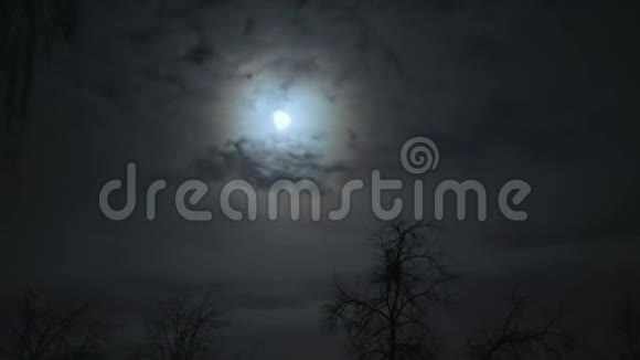 云后夜空中的满月视频的预览图