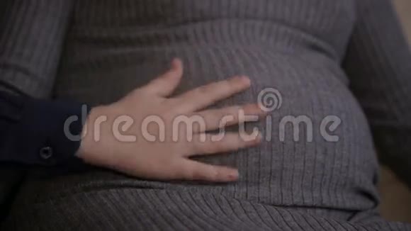 孩子们手抚摸怀孕的肚子视频的预览图