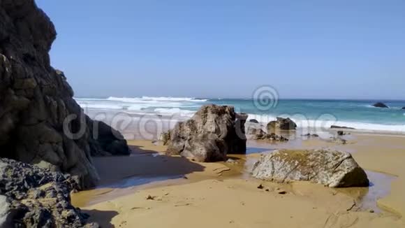 葡萄牙西大西洋沙滩上的石头和岩石视频的预览图