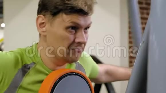 人类在健身工作室的模拟器上做蝴蝶运动健康的生活方式健身和运动视频的预览图