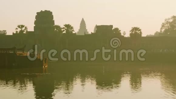 清晨的吴哥窟神庙的背面灯光视频的预览图