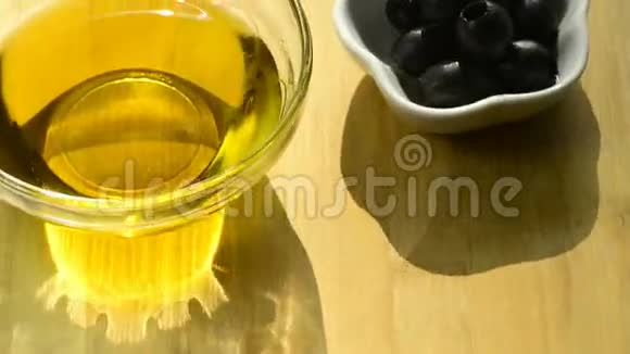 橄榄油和水果视频的预览图