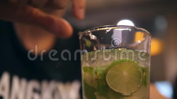 年轻人在夜间酒吧喝美味的薄荷莫希托鸡尾酒4K慢动作视频的预览图