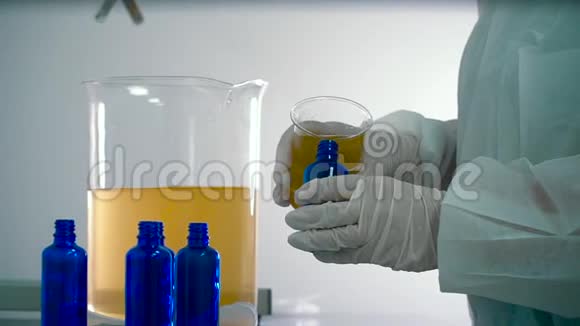 药剂师将液体倒入瓶子中制药厂视频的预览图