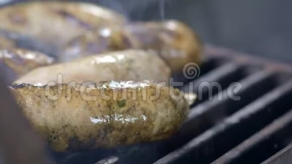 烹饪准备多汁的新鲜香肠烤在火上烤家庭暑假特写镜头视频的预览图