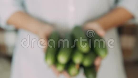 女人向镜头展示蔬菜视频的预览图