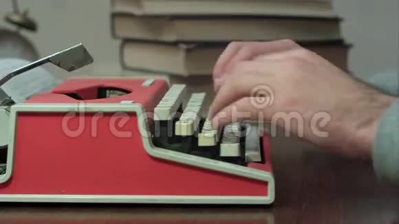 男人手在红色打字机上打字视频的预览图